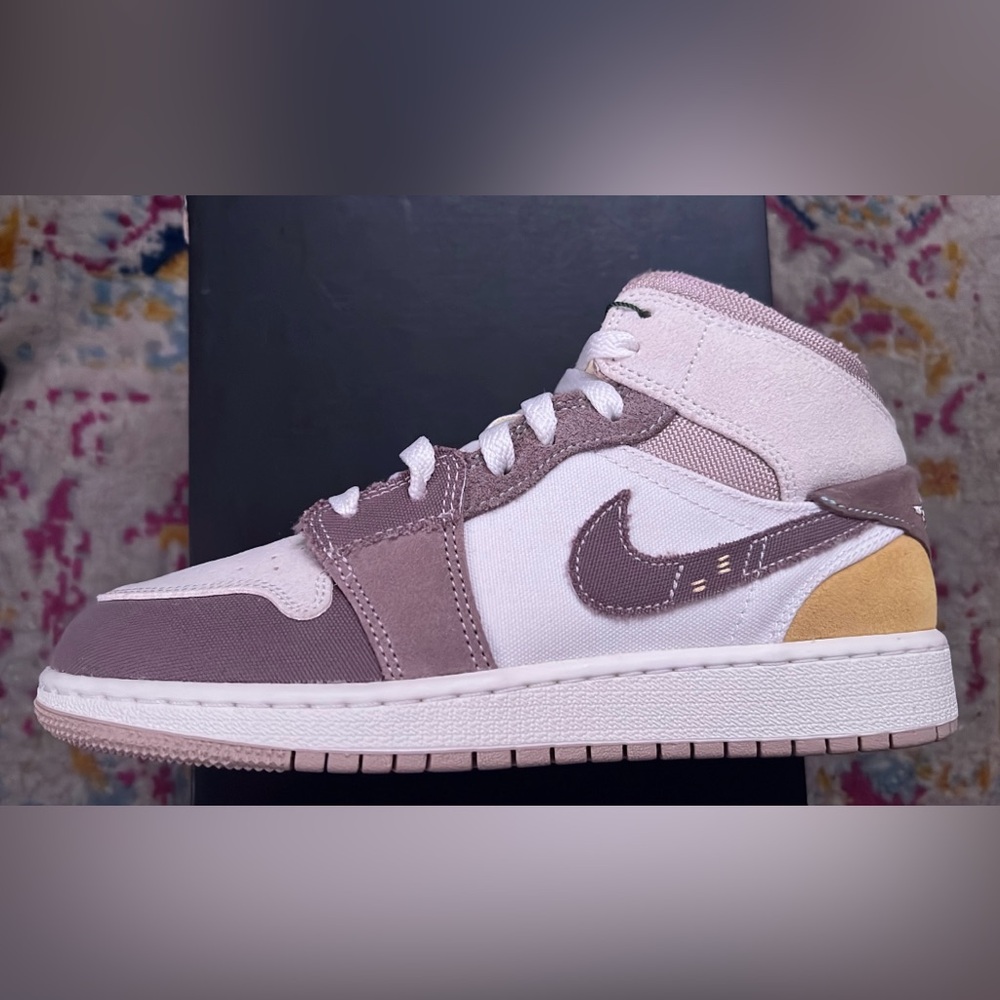 [DZ4466-102] Grade School Air Jordan RETRO 1 MID SE CRAFT 'TAUPE HAZE' (GS)